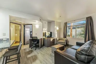 Image de Chandler 2 bd 1 ba immaculate grounds, perfect location with heated pool, downst