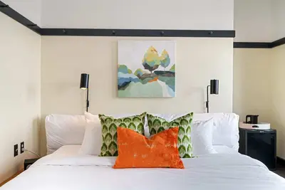 Image de Kasa | Comfy Studio, Explore East Liberty | The Maverick