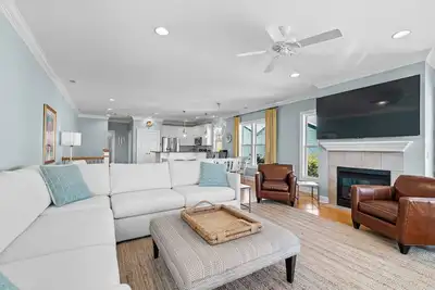 Image de Upscale Turnkey - short walk to the beach - spacious decks - new updates