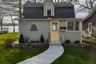 Image de Lakefront cottage, close to E. Lansing. Msu, weddings, golf. Sleeps 2-4. Fish! !