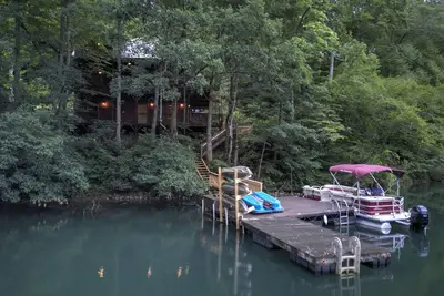 Image de Luxury Lake House w\/Private Dock, Pontoon Boat, Hot Tub, Pool Table, Theatre Rm