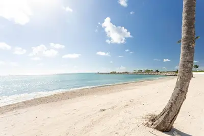 Image de Private Community. Quiet Elegant Apartment in front of the beach.
