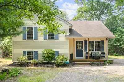 Image de Newly renovated cottage 5 minute drive to several beaches. Great location!