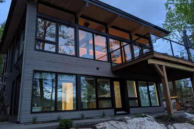 Image de Le Riverain. Riverfront Modern Cottage.