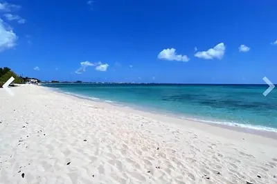 Image de Luxury Beach Villa few steps from Seven Mile Beach + Outdoor bed swing