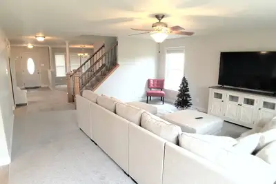Image de Lavish House 16 Rooms Total 3, 868\/Sf Only 5 Miles from Purdue 5 Bedrooms