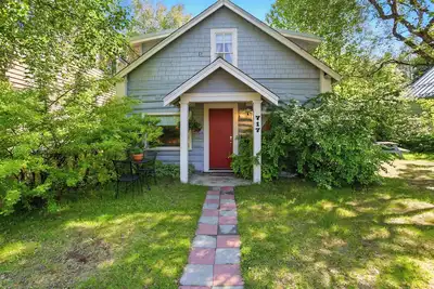 Image de Coastal Cabin - Downtown Historical Log Home