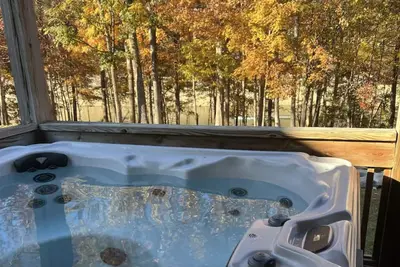 Image de Lakeside Hideaway I - newly renovated lakefront with hot tub \/ walk to boat ramp