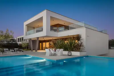 Image de Maison de vacances privée avec bain à remous, climatisation, piscine privée, Wifi, Tv, terrasse