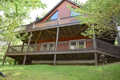 Image de Log Cabin in a secure community in the beautiful Blue Ridge Mountains.