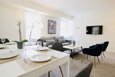 Image de Destination Dupont - Deluxe Living, Spacious, Bright & Central!