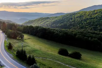 Pet Friendly Cabin with gorgeous mountain views. Come for adventure and R&R!