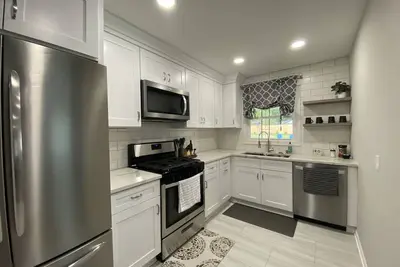 Image de Aurora Apartment with fast Wi-Fi, in the unit laundry and garage.