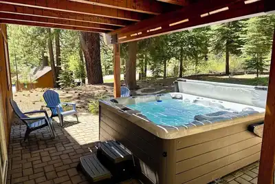 Image de Pet-Friendly Alpine Chalet Retreat w/ Hot Tub – Stylish Stay in Tahoe Donner