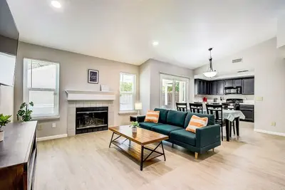Image de Quiet and Comfy Home | 70\" SmartTV | Close to Everything