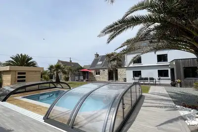 Image de Villa 'La Maison bleue' proche des plages avec piscine couverte et jardin clos