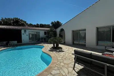 Image de Loue villa sur la plage à Ars en Ré (17) - piscine chauffée -9 couchages