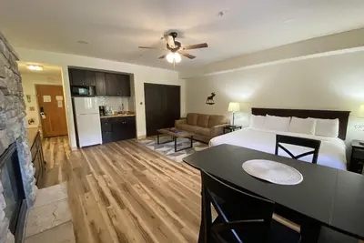 Image de Modern Studio with a quick walk to dining & shops!