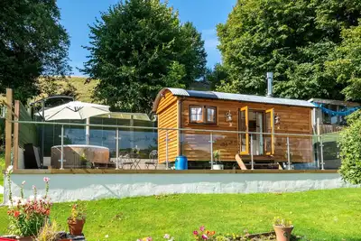 Image de Honey Bee Shepherd's Hut - Wood-fired Hot Tub