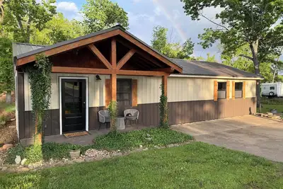 Image de Lots of beds huge deck and a short walk to the lake. It’s time to be on the lake