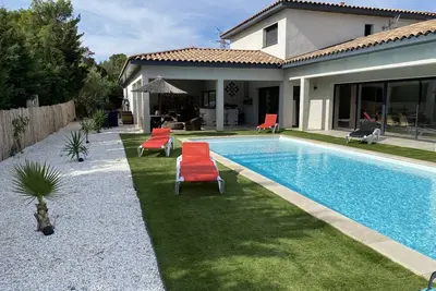 Image de Villa with spa pool petanque court