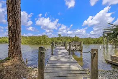 Image de 3 bedroom cabin on the Gulf that accommodates 8 guests & one pet. 3 Kayaks too.