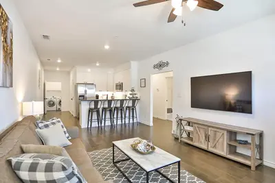 Image de Hill Country Haven a Modern/Rustic 2 Bedroom 2 Bath Townhouse off Main Street