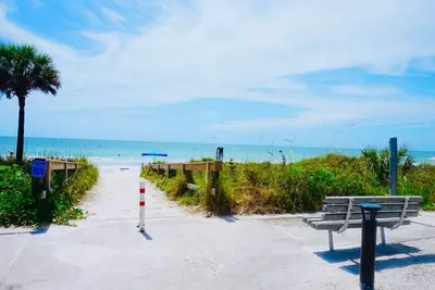 Image de Charming Beachside Condo - Sunset View of Gulf from Balcony/100 Steps to Beach