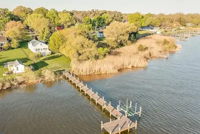 Image de Secluded waterfront house to relax or enjoy water activities from private pier