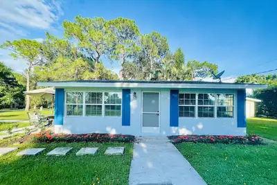 Image de Florida style home walking distance to Barefoot Beach