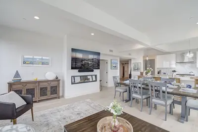 Image de 3821 Of Mice and Men - Luxury Ocean View Condo