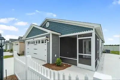 Image de Enjoy all Florida and The Villages has to offer in your stunning patio villa! ! !