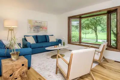 Image de Warm & light-filled home with gym
