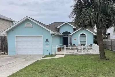 Image de Exquisite Private Home! 2 Min Walk to Beach, Pet Friendly, Fenced Yard, Firepit