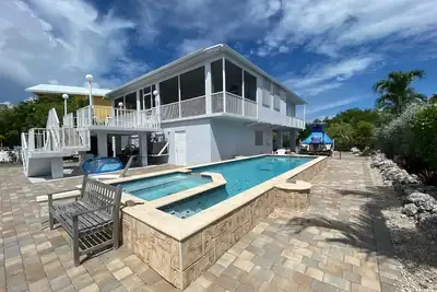 Image de Peace and tranquility on this lakefront pool home in Buccaneer Point, Key Largo