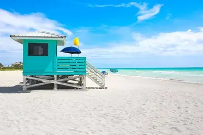 Image de Gorgeous, updated, private stay minutes walk to beach, parks, and shopping