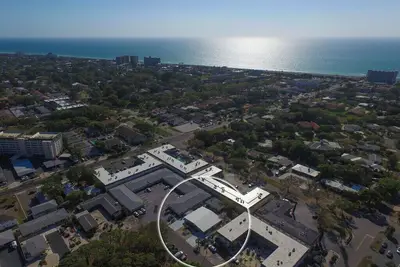Image de Freshly updated, only minutes walk to beach, parks, & Old Town
