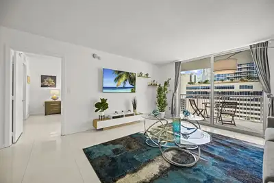 Image de Luxury Unit - Perfect location with parking