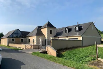 Image de Maison avec picine intérieure et jaccuzi