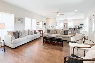 Image de 2 mi to Old Town ★ Blocks to ⛱️ ★Spacious & Cozy
