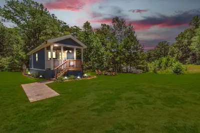 Image de Bluebonnet Tiny Home ~ Hot Tub