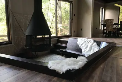 Image de Fairytale home w\/ Game Rooms, Views