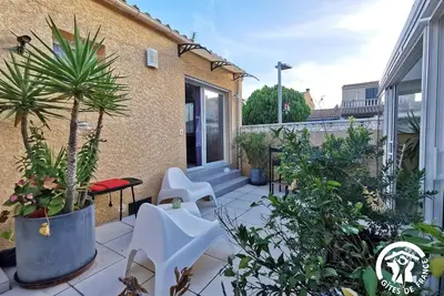 Image de studio calme Ă Marseillan pour 1 couple 2 enfants ou 2 couples de motard