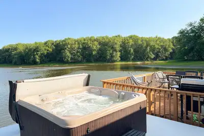 Image de Retro floating cabin on river backwaters. Hot Tub!