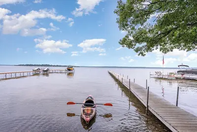 Image de Cozy Higgins Lake Cottage- Relax- Kayak- Fire Pit- Bbq- Steps from the Lake! \n