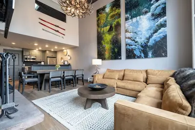 Image de Luxury 2-level Alpine Abode w/ hot tub + sauna access, very close to Gondola One