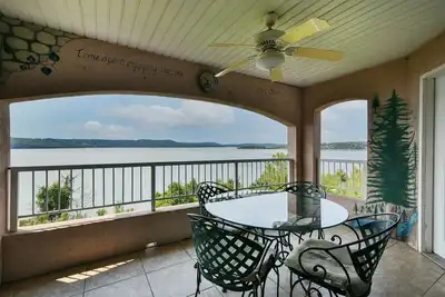 Image de Gorgeous Lake View 3br Condo~Near Marina~Pool~Free Tickets Included! (700ep)