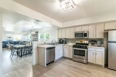 Image de 3br House 3 Blocks From Casinos and Beach