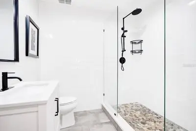Image de Beautiful Blue oasis in historic Sanford - King Suite with full washer dryer