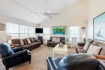 Image de Beachfront Two-Story Home w/Spacious Deck, Views, Beach Access, A/C - Dog Ok